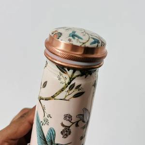 Botella de agua azul cobre con estampado floral premium, perfecta para regalos festivos y ocasiones especiales, para servir agua. - Product Image 6