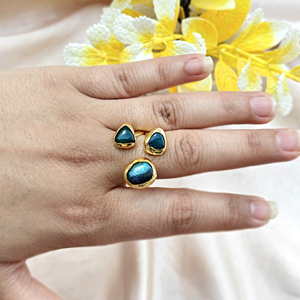 Bague ouverte de forme organique minimaliste avec cabochon en labradorite, onyx vert, apatite et pierre de jade, plaquée or 18 carats, triple pierres précieuses - Product Image 2