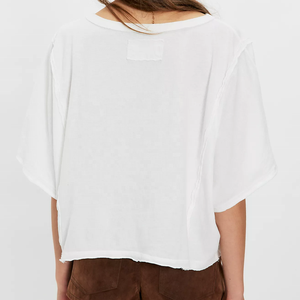 เสื้อยืดโอเวอร์ไซส์สีขาว แขนทรงปีกค้างคาว คอกลม ผ้าคอตตอนเจอร์ซีย์ สำหรับผู้หญิง สไตล์ลำลอง ไซส์พลัส ขอบดิบ แนวสปอร์ต - Product Image 2