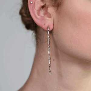 Boucles d'oreilles pendantes en or 14K avec diamants de laboratoire taille baguette, serties clos, 72mm de long, style lariat linéaire, paires, 10k 18k, vente en gros - Product Image 2