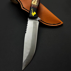 Cuchillo de caza y camping de acero D2, hoja fija con borde parcialmente dentado, mango de resina epoxi roja con diseño de piña, funda de cuero, 3 años de garantía. - Product Image 5