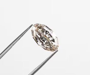 OM GEMS Diamant ovale taille étagée de 3,54 carats, couleur Champagne Fancy Vivid, percé au laser, rempli, cultivé en laboratoire, certifié IGI, pour fiançailles - Product Image 6