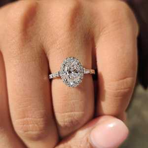 Anillo de compromiso clásico con halo de moissanita ovalada brillante de 2 quilates, plata 925 original, joyería para fiesta de boda para ella - Product Image 1