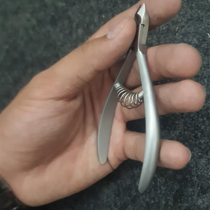 En gros Pince à cuticules à ressort unique avec lame de précision manuelle pour professionnels de la manucure - Product Image 3