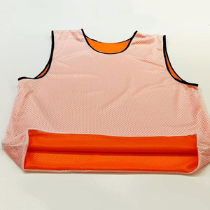Gilet d'entraînement réversible en mesh blanc et orange, respirant, pour la pratique sportive - Product Image 3