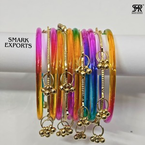 Juego de Brazaletes de Cristal de Gelatina Arcoíris Premium, Ghungroo Kashmiri Dorado, Joyería Étnica Moderna para Mujer, 16 Piezas, Chapado en Oro - Product Image 5