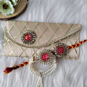 Exquisito set de regalo Rakhi hecho a mano. Celebración de la tradición, la elegancia y los lazos eternos entre hermanos. Con sobre de seda dorada. - Product Image 1