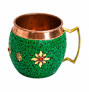 Taza de cobre para servir bebidas, hecha de material de cobre de primera calidad con un elegante diseño de mosaico rojo en el exterior y una construcción duradera. - Product Image 4