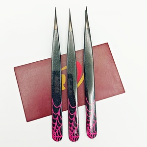 Pinzas para Extensión de Pestañas de Acero Inoxidable de Marca Privada Revamp International, Antiestáticas, Diseño de Red con Brillo Plateado y Negro - Product Image 4