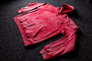 Sweat à capuche homme 100% coton de haute qualité, rouge uni, délavé à l'acide, léger et respirant pour l'hiver, avec impression personnalisée et poche kangourou sur le devant - Product Image 3