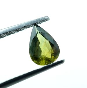 Piedra Preciosa de Zafiro Verde Natural en Forma de Pera, Color Verde, 0.94 Quilates, 7.5x5.4x3.2 MM - Product Image 4