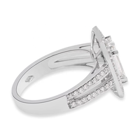 Bague en or blanc 18 carats avec halo de diamants taille émeraude et baguette, à double sangle, Memoria Jewels, vente en gros