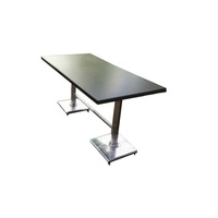Table basse en métal haut de gamme avec plateau en verre, meuble moderne, pièce maîtresse pour les intérieurs de salon sophistiqués