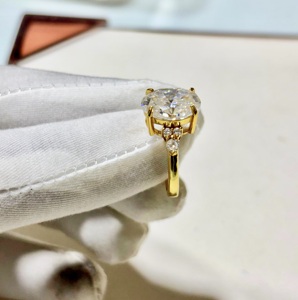 แหวนเงินแท้ 925 ประดับมอสซาไนต์คุณภาพ AAA ดีไซน์น่ารัก หรูหรา เหมาะสำหรับงานหมั้น งานแต่งงาน หรือเป็นของขวัญ แหวนเจ้าสาวประดับอัญมณีทำมือ - Product Image 1