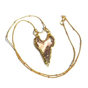 Mayorista del Collar con Punta de Flecha Electrochapada en Vidrio Rojo de Mejor Calificación - Product Image 5