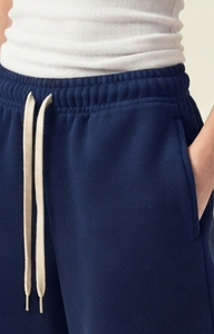 Shorts Bermuda pour femmes avec bordure contrastante blanche, logo personnalisé, qualité supérieure, 100% coton, couleur chair. - Product Image 4