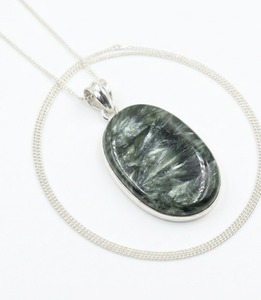 Collier pendentif ovale en séraphinite naturelle, en argent sterling 925 plaqué or rose et or jaune, fait main, pierre précieuse de guérison, pièce maîtresse - Product Image 1