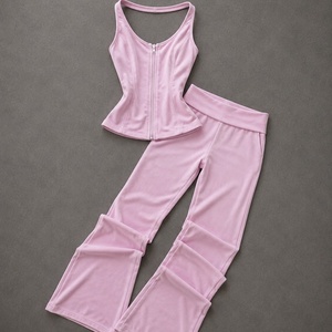 Ensemble de survêtement 3 pièces pour femme avec logo en strass, comprenant un sweat à capuche court zippé coupe ajustée, un pantalon évasé taille haute à revers et une bandeau assortie - Product Image 3