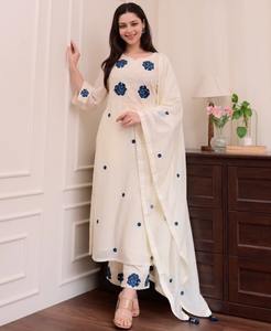 Elegante Conjunto Étnico de Tres Piezas para Mujer, Salwar Kameez de Algodón con Bordado Intrincado, Túnica, Pantalones y Pañuelo - Product Image 1