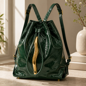 Nuovo <span class=keywords><strong>Zaino</strong></span> <span class=keywords><strong>in</strong></span> <span class=keywords><strong>Pelle</strong></span> Verniciata Lucida Effetto Stropicciato 2026 da Donna, Borsa <span class=keywords><strong>a</strong></span> Secchiello con Coulisse e Dettagli Dorati Scultorei, Borsa <span class=keywords><strong>a</strong></span> Spalla Nera - Product Image 1