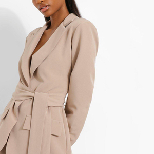 Ensemble tailleur décontracté et élégant pour femme, beige, col mandarin, manches longues, ceinture à nouer, couleur unie, tissu tricoté, anti-plis - Product Image 3
