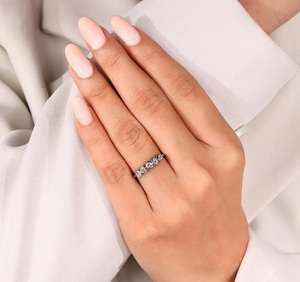 แหวนเพชร IGI Certified Lab Diamond ทองคำขาว 18K 0.45 กะรัต สี E ความสะอาด VS1 ทรงหัวใจแบบ Bezel แหวนครึ่งวงนิรันดร์ แหวนแต่งงาน เครื่องประดับชั้นดี - Product Image 4