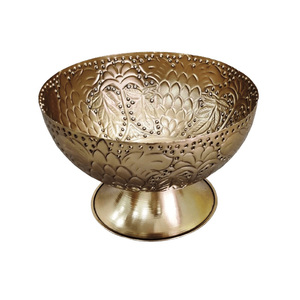 Elegante Cuenco Decorativo de Metal Dorado Martillado para Servir Frutas, Centro de Mesa Hecho a Mano para Decoración del Hogar - Product Image 1