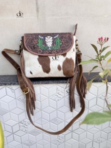 Bolso tote de cuero con flecos y grabado a mano estilo occidental, estilo gitano vintage bohemio, hecho a mano con cuero auténtico con pelo, multiusos. - Product Image 4