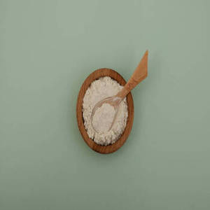 Poudre de Gomme de Guar Blanche FitTree International Qualité Industrielle 1kg dans un Bol en Bois avec Cuillère sur Fond Vert - Product Image 2