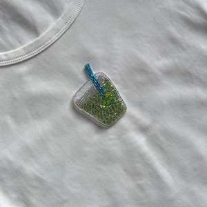 เสื้อยืดผ้าเจอร์ซีย์สีเบจสำหรับผู้หญิง ตกแต่งด้วยลูกปัดดีไซน์เนอร์ ปักด้วยมือ คุณภาพสูง สไตล์สปอร์ต เหมาะสำหรับงานปาร์ตี้ - Product Image 1