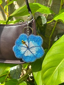 พวงกุญแจดอกไม้สีฟ้าปักลายคุณภาพดีประดับลูกปัด  ของตกแต่งกระเป๋าแฟชั่น  พวงกุญแจตกแต่งสีสันสวยงาม  จี้ห้อยกระเป๋าสวยงาม - Product Image 2