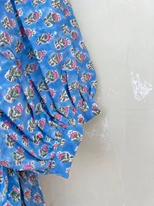 Elegante vestido midi bohemio azul y rosa con estampado floral, hecho a mano con algodón, con cuello de lazo y estampado étnico, vestido informal para mujer. - Product Image 2