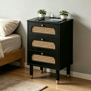 Comodino Nero a 3 Cassetti con Frontali in Rattan Intrecciato, Presa di Corrente Integrata, Mobiletto da Comodino in Quercia Assemblato - Dimensioni - Product Image 1