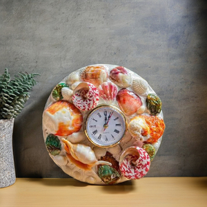 Horloge murale en coquillage artisanale vibrante avec un thème de plage tropicale - Product Image 3