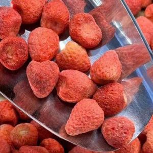 FD Strawberry <b>Slices</b> Vietnamese Source Premium Fruit Material Crunchy Topping for Yogurt <b>Cakes</b> and Bakery Food Ingredients - Product Image 1