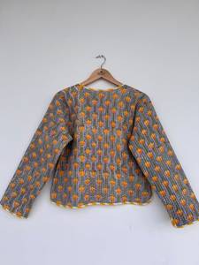 เสื้อแจ็คเก็ตผ้าฝ้ายลายดอกไม้สีเหลืองสำหรับผู้หญิง แบบสองด้าน ผ้าควิลท์ พิมพ์ลายบล็อกทำมือ น้ำหนักเบา อุ่นสบาย ระบายอากาศได้ดี ซับในผ้าฝ้าย คอวี - Product Image 4