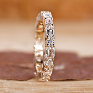 Bague d'éternité en moissanite taille émeraude, certifiée IGI, en or 14 carats, empilable, pour mariage et anniversaire - Product Image 2
