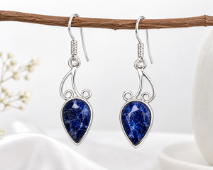 Fournisseur en gros Boucles d'oreilles pendantes classiques pour femmes, plaquées argent oxydé, de haute qualité, traditionnelles, avec saphir serti clos et fermoir crochet - Product Image 4