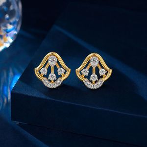 Boucles d'oreilles clous en or jaune avec diamant de laboratoire, motif floral ajouré en forme de cloche - Product Image 3