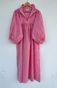 Robe longue en coton rayée rose et blanche pour femme, col à volants, manches longues bouffantes, coupe ample, style bohème, légère, idéale pour les vacances - Product Image 4