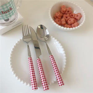 Ensemble de couverts en acier inoxydable avec manches en plastique à carreaux rouges, cuillère, fourchette, couteau, couverts de table classiques pour un usage domestique - Product Image 4