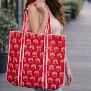 Sac fourre-tout personnalisé pour femme, doublure en coton matelassé avec imprimé bloc, options de vente en gros pour organisateur lavable, idéal pour les voyages et le shopping, différentes tailles - Product Image 1