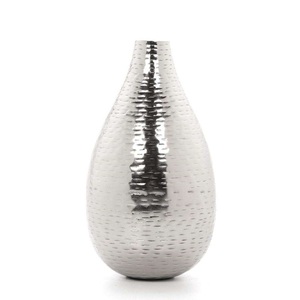 Vase décoratif floral en aluminium pour la décoration de maison de luxe, style contemporain et présence intérieure sophistiquée - Product Image 2