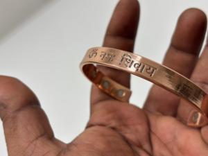 Bracelets magnétiques en cuivre pur gravés à la main, fournisseur en gros pour le bien-être holistique et la bijouterie de mode - Product Image 3