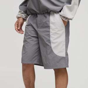 ชุดวอร์มกันลมสุดหรูพร้อมโลโก้และกราฟิกแบบกำหนดเอง ชุดเสื้อฮู้ดกันลมระบายอากาศได้ดีและกางเกงขาสั้น ชุดเสื้อยืดผู้ชายสุดเท่ - Product Image 6