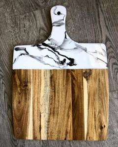 Planche à découper rectangulaire en bois et résine avec poignée, bois naturel et dessus en résine marbrée blanche pour la préparation des aliments - Product Image 5