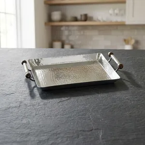 Plateau de service rectangulaire en argent martelé avec poignées latérales polies et élégantes, accentuées de boutons marron foncé. - Product Image 5