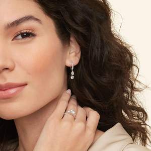 Pendientes de Aro Redondos y con Corte de Pera con Moissanita, Diseño Encantador para Compromiso Femenino - Product Image 2