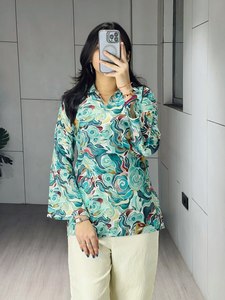 Ensemble Kurti court et palazzo élégant imprimé à l'effet feuille d'aluminium avec dos orné de Dori – Tenue de tous les jours - Product Image 4