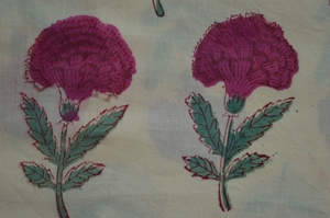Tissu en coton léger tissé à imprimé floral, motif fleurs magenta et roses, feuilles vertes, pour la décoration intérieure et les sacs pour garçons - Product Image 4